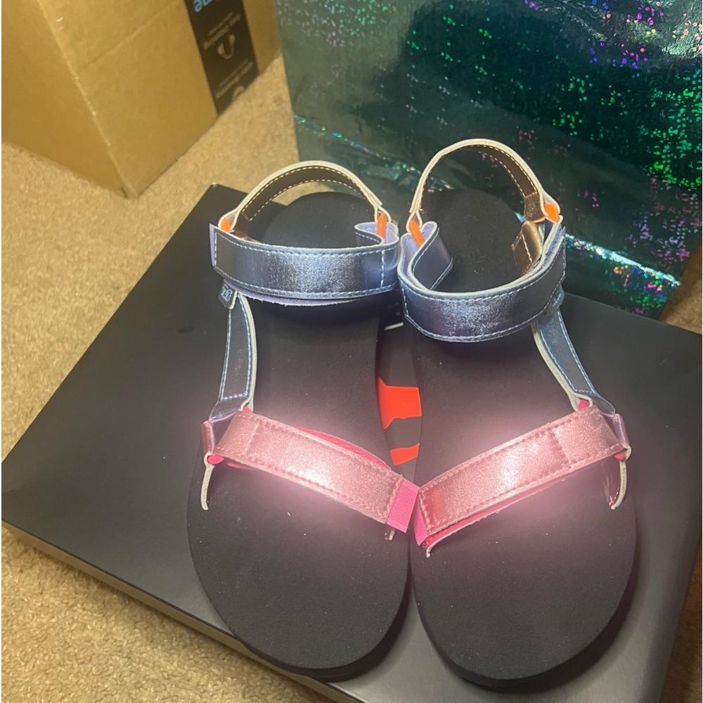 Teva women’s midi form universal shimmer sandal